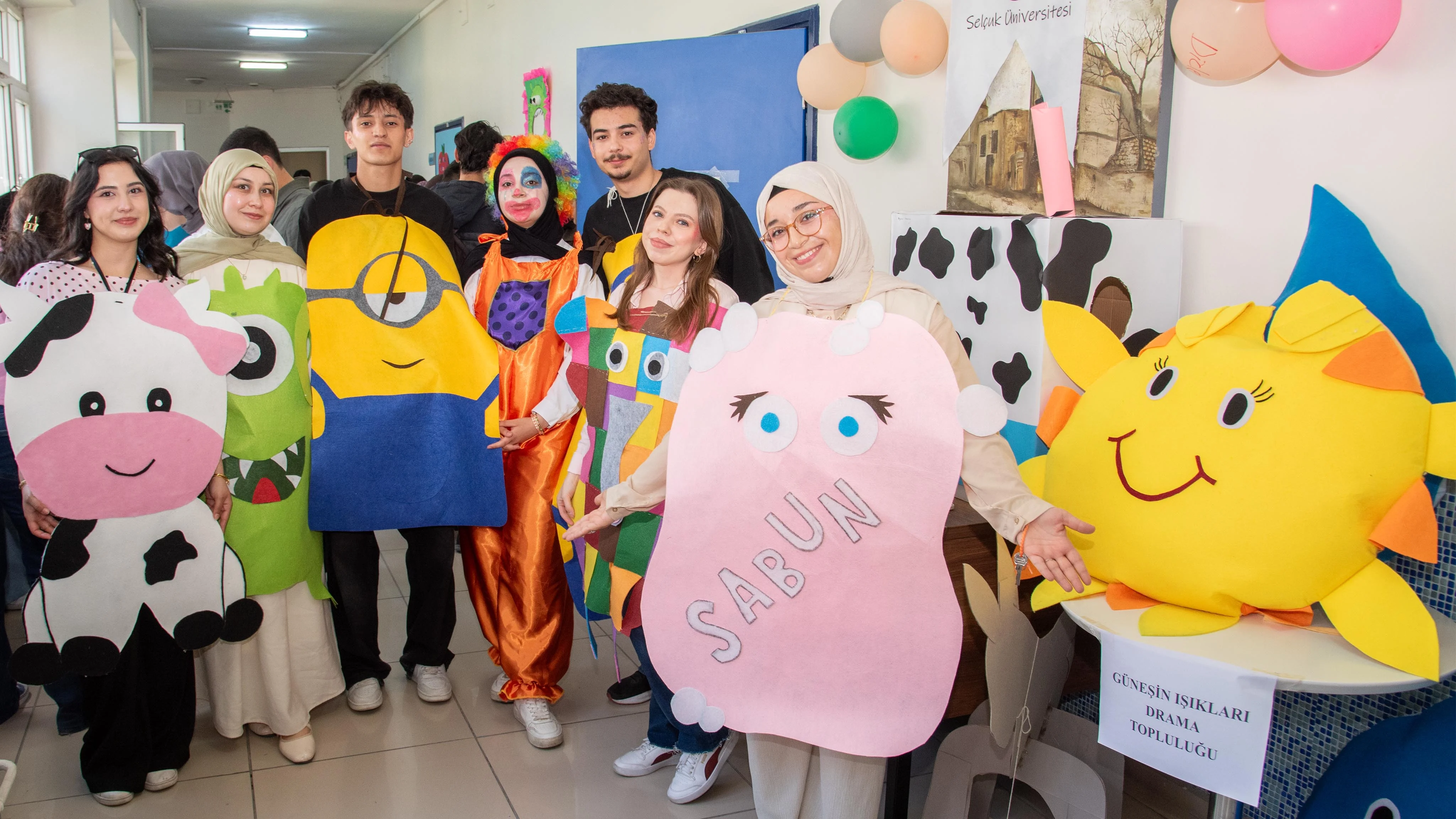 Öğretmen adayları, materyal şenliğinde ilkokul öğrencileriyle buluştu